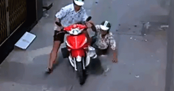 Tài xế xe ôm bị tấn công cướp xe máy ở TP HCM