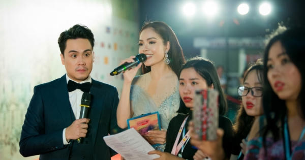 Dương Cẩm Lynh  diện váy dạ hội xuyên thấu trong vai trò MC