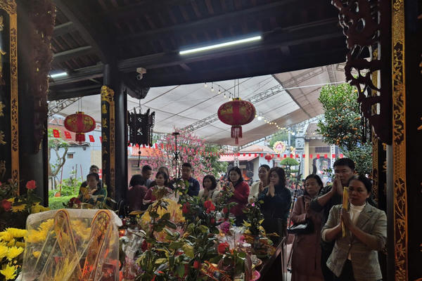 Hàng nghìn người đổ về đền Bia Bà cầu tài lộc, bình an