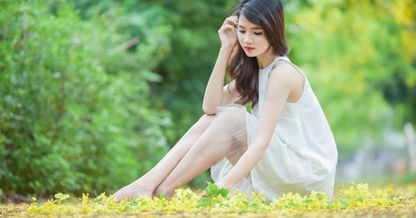 Nữ sinh cao 1m79 duyên dáng đọ sắc cùng muồng hoàng yến