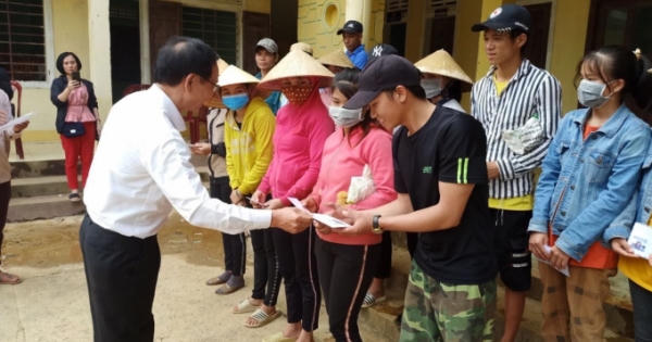 Trung ương Hội Nhà báo Việt Nam phối hợp các nhà hảo tâm trao tặng hàng trăm suất quà và 354 triệu đồng đến bà con vùng lũ Trung ương Hội Nhà báo Việt Nam phối hợp các nhà hảo tâm trao tặng hàng trăm suất quà và 354 triệu đồng đến bà con vùng lũ