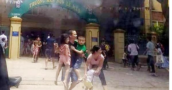 Cháy trường mầm non giữa trưa, người dân phá cổng sơ tán hàng trăm học sinh
