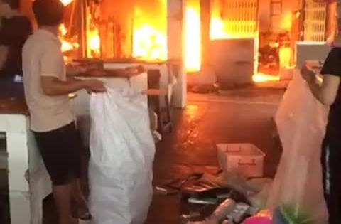 Clip lửa cháy cuồn cuộn tại chợ huyện Sóc Sơn, Hà Nội