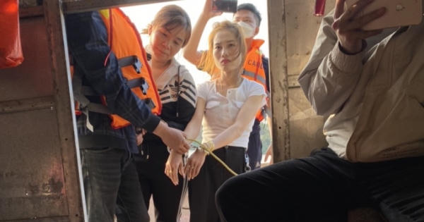 Bắt "nữ quái" neo đậu thuyền ra giữa sông để bán ma tuý