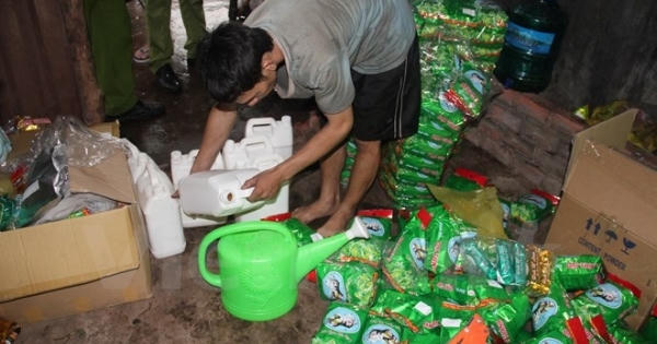 Bắt quả tang doanh nghiệp phun hóa chất tạo mùi lên hàng tấn trà