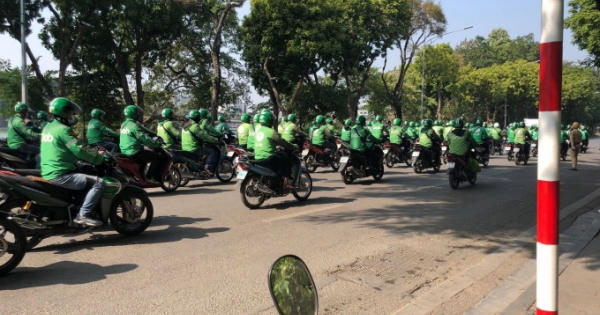 Hàng trăm tài xế mặc áo Grap diễu hành quanh hồ Gươm bị yêu cầu giải tán