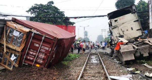 Bình Dương: Xe container biến dạng sau cú tông của tàu hỏa
