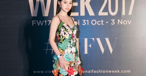 Hoa hậu Thế giới Việt Nam tại Australia diện set đồ gần 2 tỷ đồng đi xem thời trang