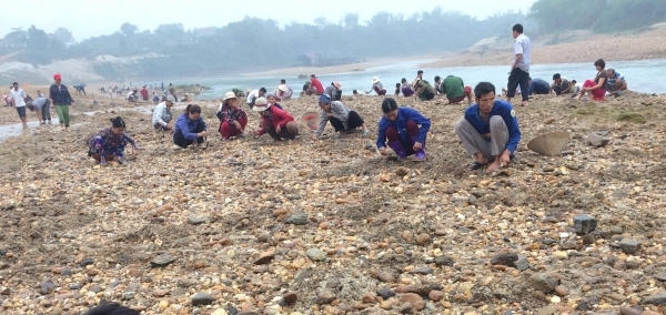Vụ người dân đổ xô tìm đá quý ở sông Chảy: Tất cả chỉ là tin đồn