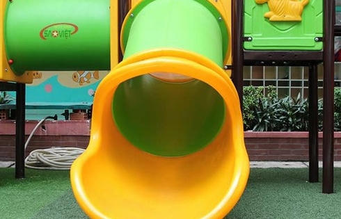 Bé trai 3 tuổi tử vong ở trường mầm non do mắc kẹt khi chơi cầu trượt