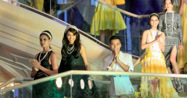 Đảm nhận vai trò vedette, Lệ Hằng đầy kiêu kỳ, cuốn hút khiến ai cũng phải ngước nhìn