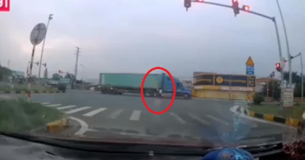Clip: Kinh hoàng cảnh xe máy "húc" trực diện vào "hung thần" hai người nằm bắt động tại chỗ