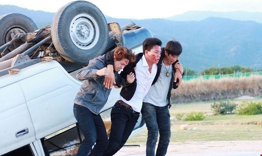 Nghệ sĩ ồ ạt sản xuất phim: Đừng thấy đỏ ngỡ chín