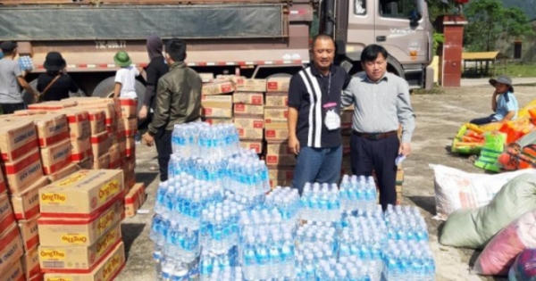 Ấm áp tình người trong cơn “đại hồng thủy” lịch sử Ấm áp tình người trong cơn “đại hồng thủy” lịch sử