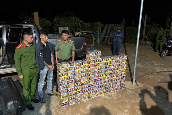 Đắk Lắk: Phát hiện gần 2 tạ pháo nổ giấu trong khoang bí mật xe bán tải