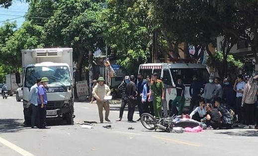 Nam nhân viên ngân hàng tử vong tại chỗ sau cú va chạm với xe tải