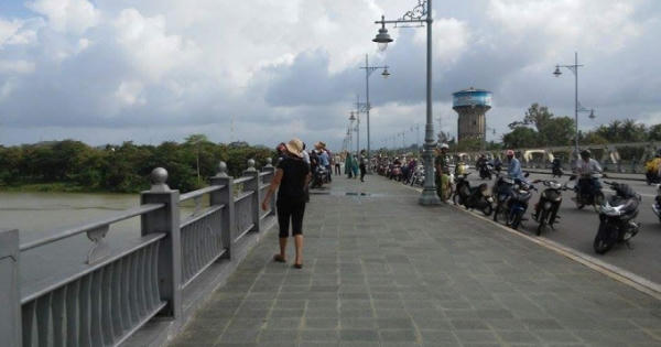 Huế: Xót thương cảnh người cha gầy gò, bất lực chứng kiến con nhảy cầu tự vẫn