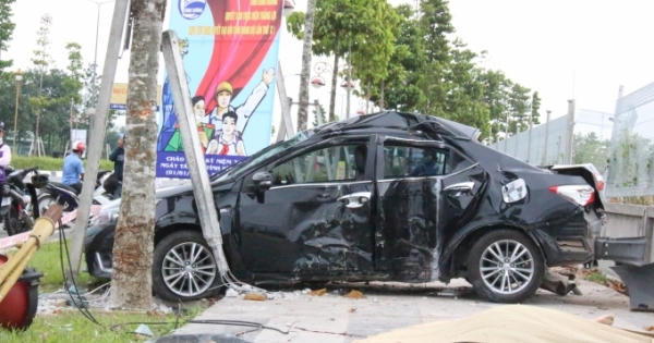 Bình Dương: Xe ô tô mất lái đâm gãy cột đèn, tài xế tử vong trong cabin