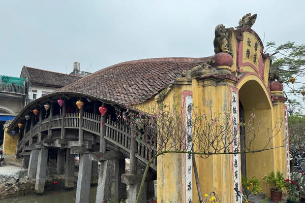 Cầu ngói dáng rồng trên 500 tuổi hút khách đến checkin dịp Tết Bính Ngọ