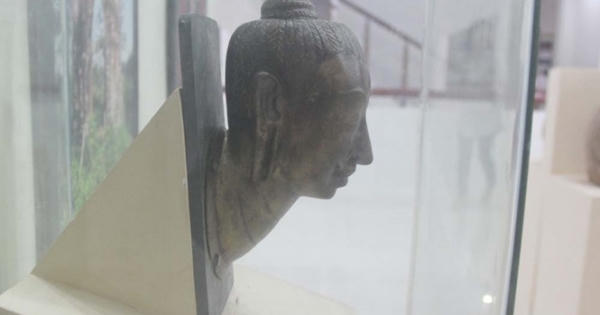 Cổ vật kỳ sự: Đầu tượng vàng trong đống phế liệu