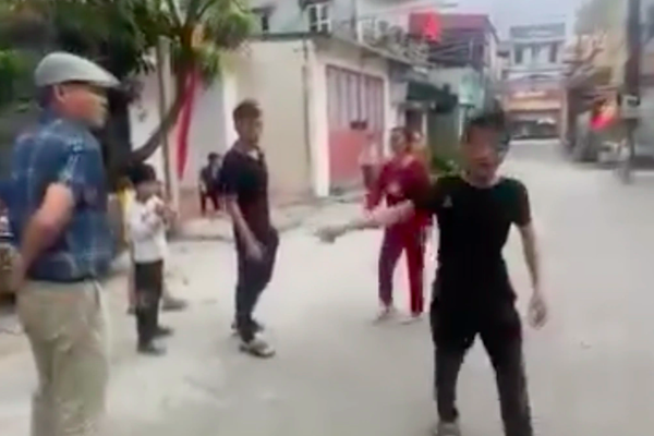 Công an vào cuộc vụ đòi thu tiền đỗ ô tô trước cổng chùa Gôi