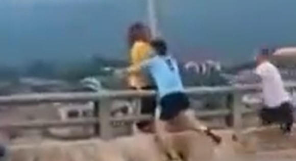 [Clip]: Phản xạ xuất thần, nam thanh niên cứu sống cô gái có ý định nhảy cầu tự tử