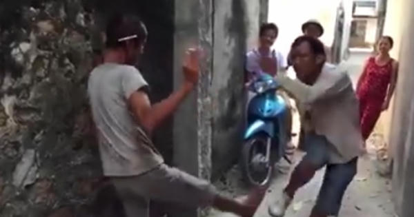 Cười đau bụng với màn tỉ thí võ thuật của những "cao thủ làng"
