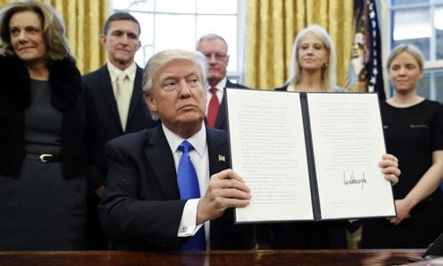 Tòa án tối cao Mỹ cho phép ông Trump áp dụng lệnh cấm nhập cảnh