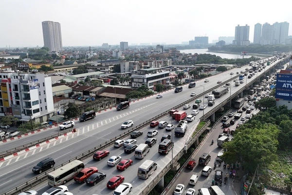 Chuyển làn không bật đèn tín hiệu: Hành vi dễ gây tai nạn nghiêm trọng trên cao tốc Chuyển làn không bật đèn tín hiệu: Hành vi dễ gây tai nạn nghiêm trọng trên cao tốc