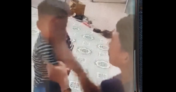 [Clip]: Người đàn ông tát cháu bé tới tấp khiến cư dân mạng vô cùng phẫn nộ