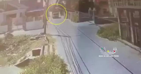 [Clip]: Không quan sát khi đi qua ngã tư, nam thanh niên bị xe tải tông trúng, kéo lê trên đường