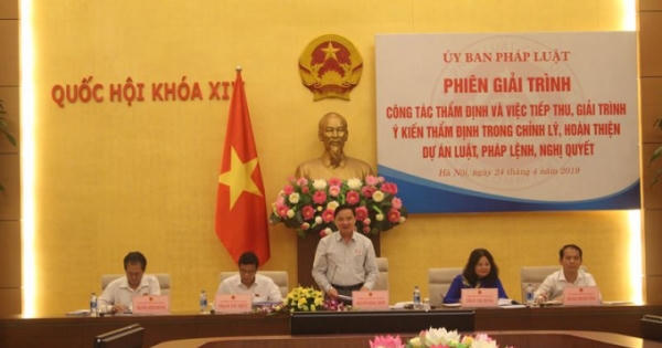 Bộ trưởng Lê Thành Long giải trình trước Ủy ban Pháp luật Quốc hội