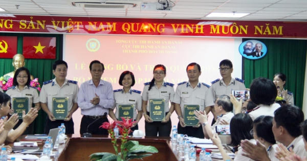 TP HCM: Trao quyết định cho chấp hành viên sơ cấp