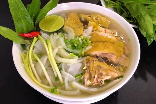 Tô phở gà trong buổi sáng se lạnh