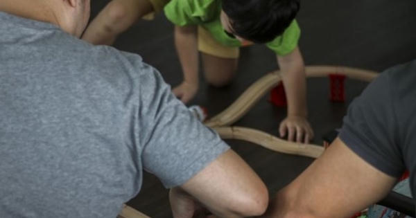 Lần đầu tiên Singapore cho phép một cặp đồng tính nhận con nuôi