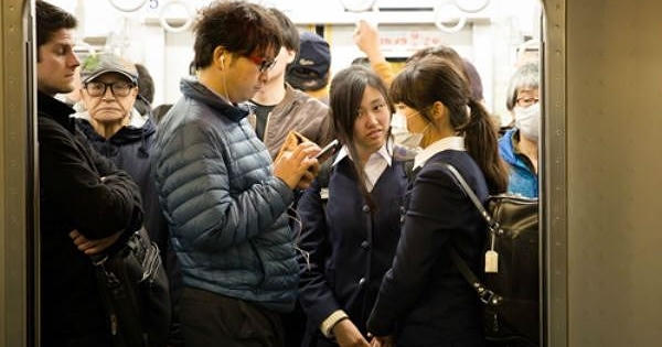 'Cứu cánh' giúp phụ nữ thoát nạn quấy rối trên tàu điện ngầm Nhật Bản