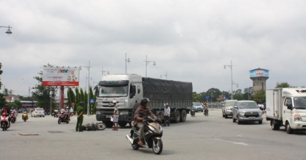 Huế: Trên đường đi làm về một người đàn ông bị xe tải cán nát tay