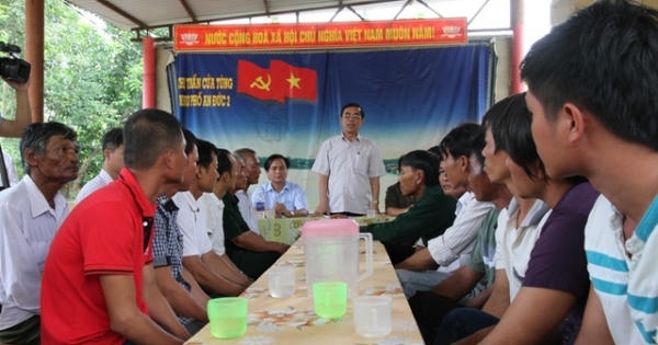 Chủ tịch tỉnh Quảng Trị khen thưởng ngư dân dũng cảm cứu người trên tàu bị nạn