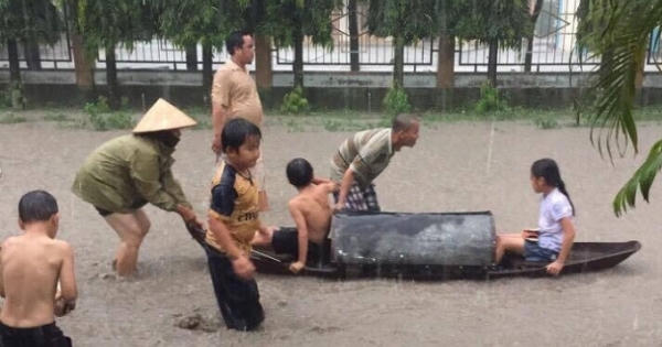 Bình Dương: Mương thoát nước bị lấp, người dân "chèo thuyền" trên tỉnh lộ 467