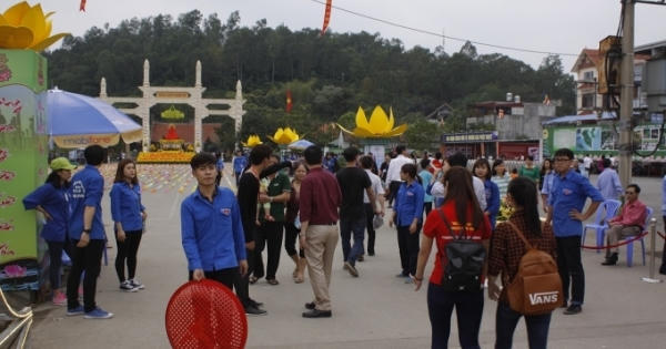 Dòng người nườm nượp về chiêm bái tượng Phật ngọc lớn nhất thế giới Dòng người nườm nượp về chiêm bái tượng Phật ngọc lớn nhất thế giới