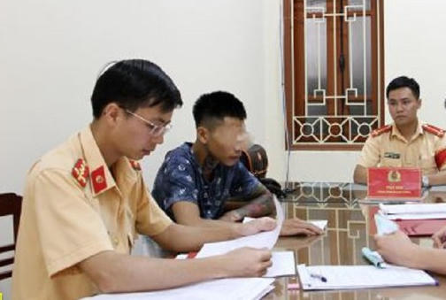 Nam thanh niên bị phạt 9 triệu đồng vì điều khiển xe máy theo kiểu “không giống ai”
