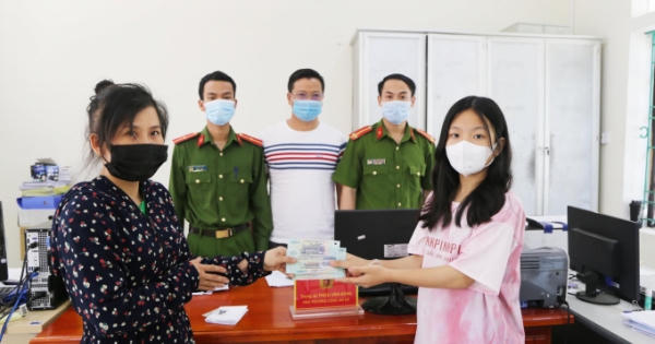 Nữ sinh lớp 7 trả lại số tiền hơn 20 triệu đồng cho người đánh rơi