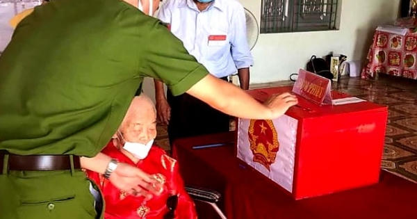 Những cử tri đặc biệt, trên 100 tuổi vẫn nghiêm túc thực hiện quyền và nghĩa vụ của công dân Những cử tri đặc biệt, trên 100 tuổi vẫn nghiêm túc thực hiện quyền và nghĩa vụ của công dân