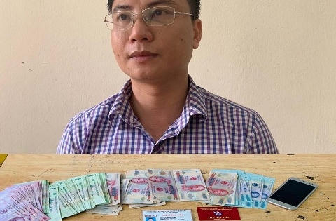 Bắt quả tang đối tượng xưng nhà báo tống tiền doanh nghiệp 50 triệu đồng Bắt quả tang đối tượng xưng nhà báo tống tiền doanh nghiệp 50 triệu đồng