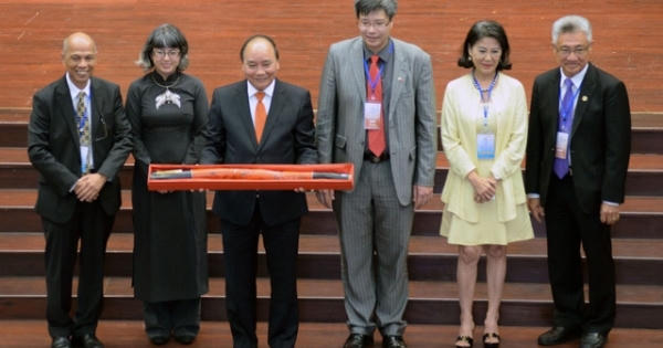 Thủ tướng dẫn ca dao, ý nhạc nói chuyện với kiều bào