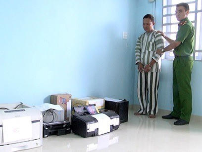 Phóng hỏa đài phát thanh để phi tang tài liệu