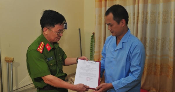 Bộ Công an thăm hỏi Phó trưởng Công an phường bị bắn trúng đùi khi làm nhiệm vụ