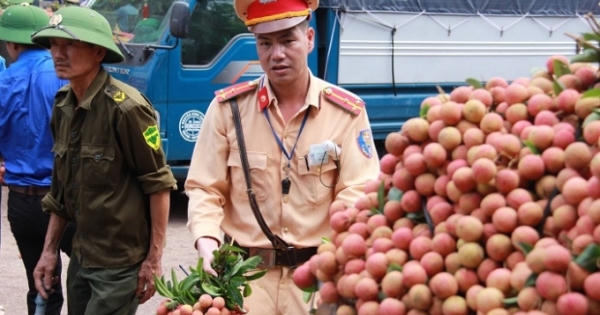 Chùm ảnh CSGT giúp dân mùa vải thiều ở Bắc Giang gây "bão" mạng