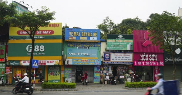Hà Nội: Hàng loạt cửa hàng kinh doanh không thiết yếu vẫn mở cửa trước 9h sáng