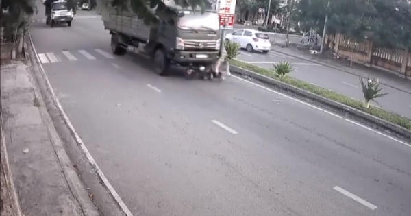 [Clip]: Cảnh báo nguy cơ xảy ra TNGT tại ngã ba Nguyễn Trọng Kỹ